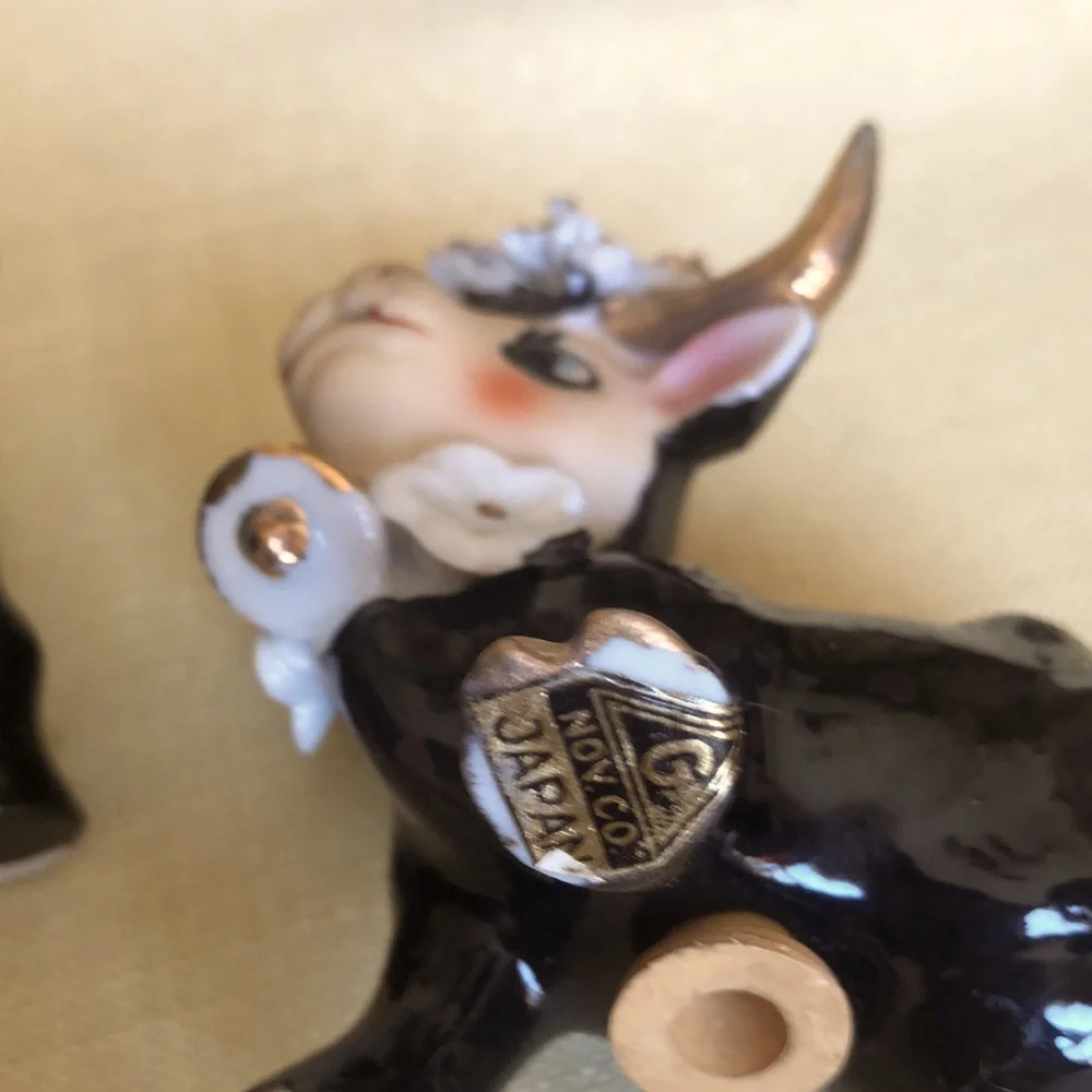 VTG RARE NOV CO Black And Gold Bull Salt/Pepper Shakers